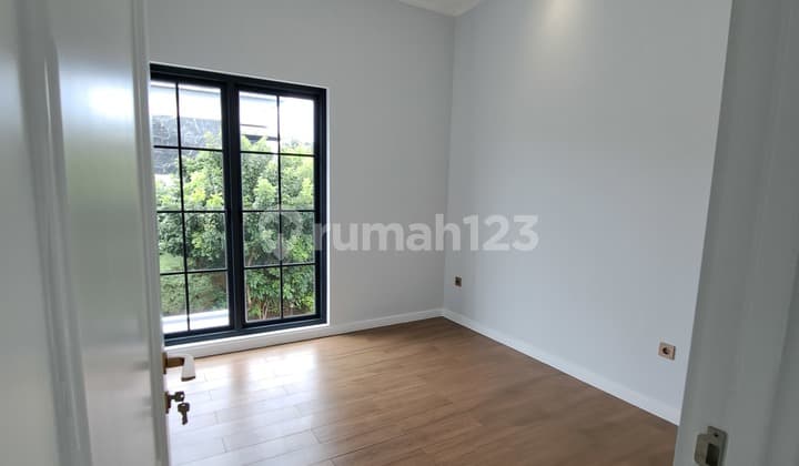 Dijual Rumah Klasik Cantik Modern Hook 2 Lantai Cluster di Nusaloka BSD Tangerang Selatan