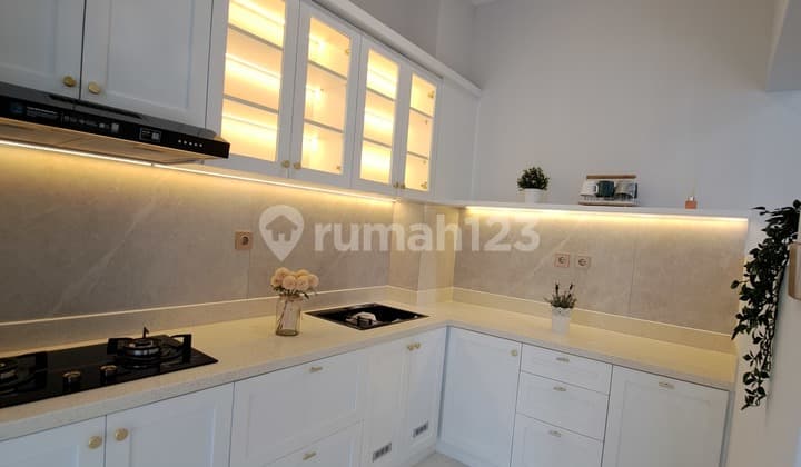 Dijual Rumah Klasik Cantik Modern Hook 2 Lantai Cluster di Nusaloka BSD Tangerang Selatan
