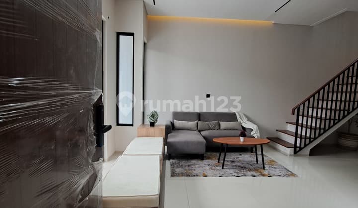 Dijual Brand New House Modern Contemporer SHM Row Jalan Besar di Nusaloka Bsd