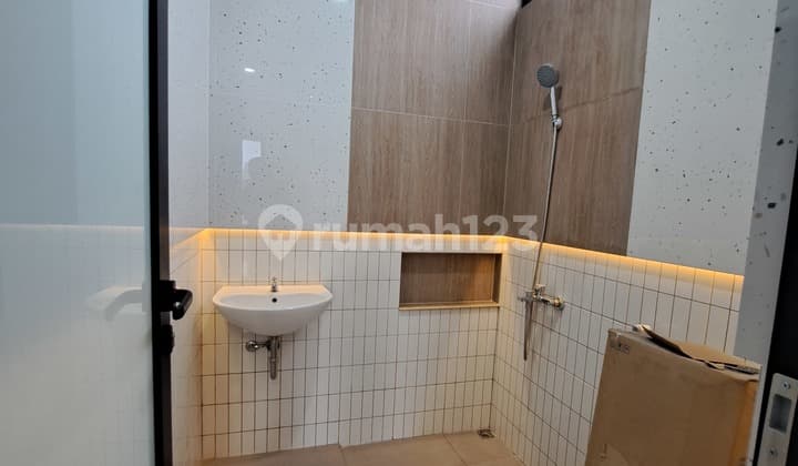 Dijual Brand New House Modern Contemporer SHM Row Jalan Besar di Nusaloka Bsd