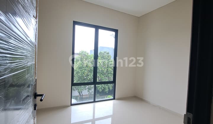 Dijual Brand New House Modern Contemporer SHM Row Jalan Besar di Nusaloka Bsd