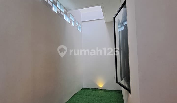 Dijual Brand New House Modern Contemporer SHM Row Jalan Besar di Nusaloka Bsd