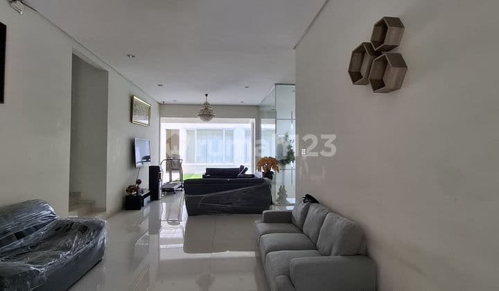 Dijual Rumah Mewah 2 Lantai Siap Huni & Kamar Tidur Tujuh di Boulevard Utama Kota Wisata!