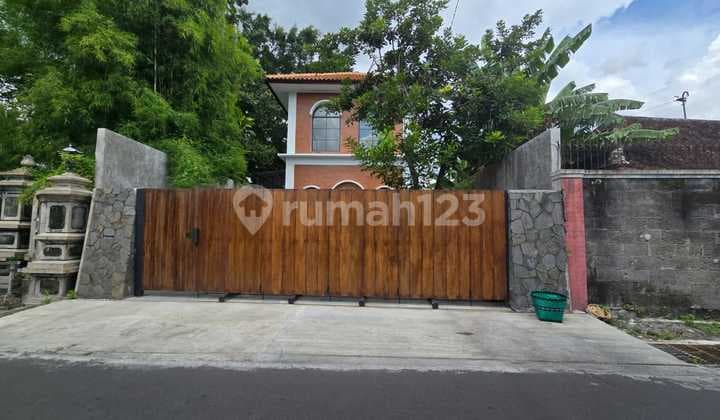 Dijual Rumah Bangunan Baru dengan Perpaduan Desain Modern Klasik di Pusat Kota Solo. Lokasi Dekat Kemana-Mana.