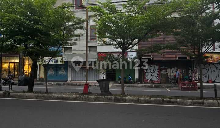 Ruko Strategis di Kawasan Bisnis dan Pertokoan Jalan Yos Sudarso Solo, Jalan Ramai 2 Arah.