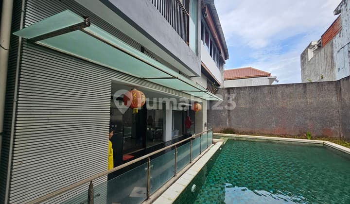 Rumah Mewah Konsep Villa di Raya Renon Denpasar