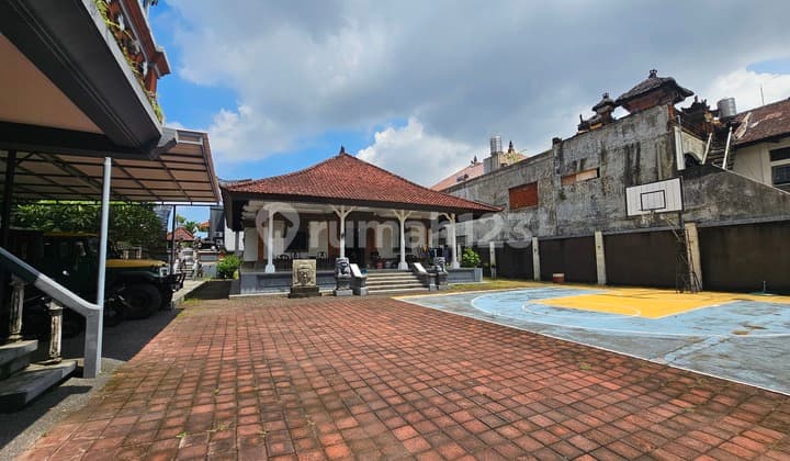 Bangunan Kantor dengan Halaman Luas di Gatsu Tengah Denpasar