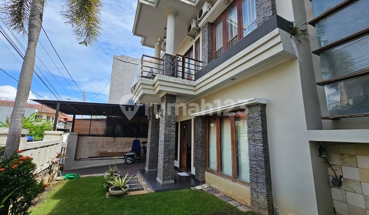 Luxury House with Villa Concept, Only 2 Minutes to Sunset Road Kuta
