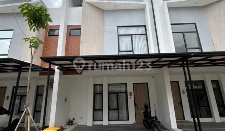 Dijual Rumah Siap Huni Sangat Terawat Furnish Konsep Modern Tropical dengan Roof Garden
