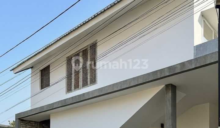 Dijual Cepat Semi Furnished Rumah Hoek 2 1/2 LT Siap Huniy Cozy Apik Terawat Design By Danny Wicaksono
