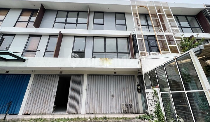 New 3-Story Shop House in Manyar, Strategic Location Near Main Road