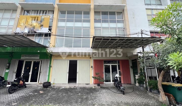 New 3-Storey Ruko in Manyar Near City Center Near Main Road Ready to Use