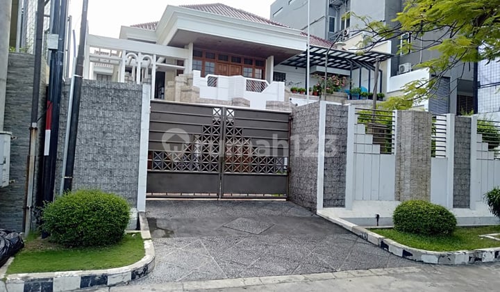 Rumah Mewah di Pusat Kota Dekat Tunjungan Plaza