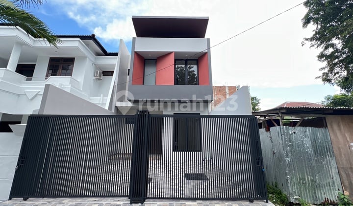 Rumah Baru 2 Lantai di Manyar Dekat Pusat Kota Siap Huni