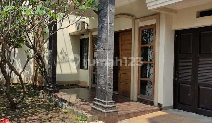 Rumah Classic, Terawat, Strategis di Haji Nawi, Jakarta Selatan