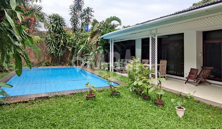 Rumah Luas, Ada Pool, Bebas Banjir di Kemang, Jakarta Selatan