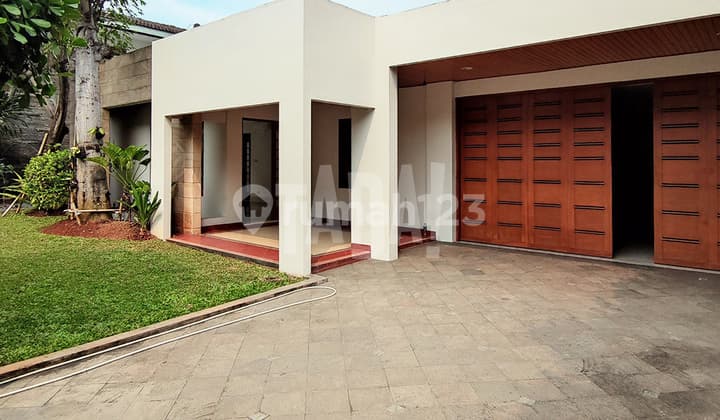Rumah Tropical, Taman Luas di Permata Hijau, Jakarta Selatan