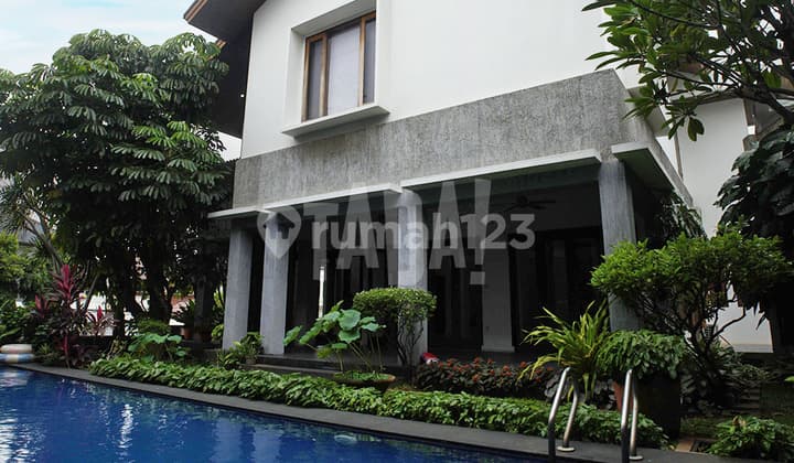 Rumah Minimalis, Tropis, Ada Pool, Nyaman dan Strategis di Pondok Indah, Jakarta Selatan
