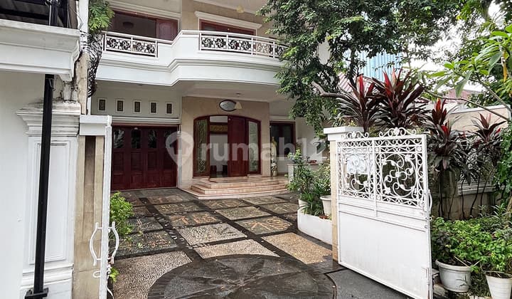 Classic House, Strategic Location near MRT, Quiet and Safe Neighborhood in Kebayoran Baru, South Jakarta