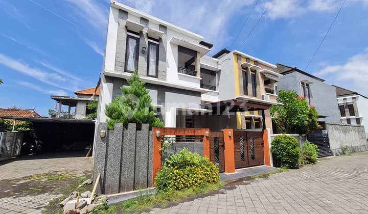 Dijual Rumah Cantik Modern Tropis Minimalis di Lokasi Strategis Pusat Kota Denpasar Utara.