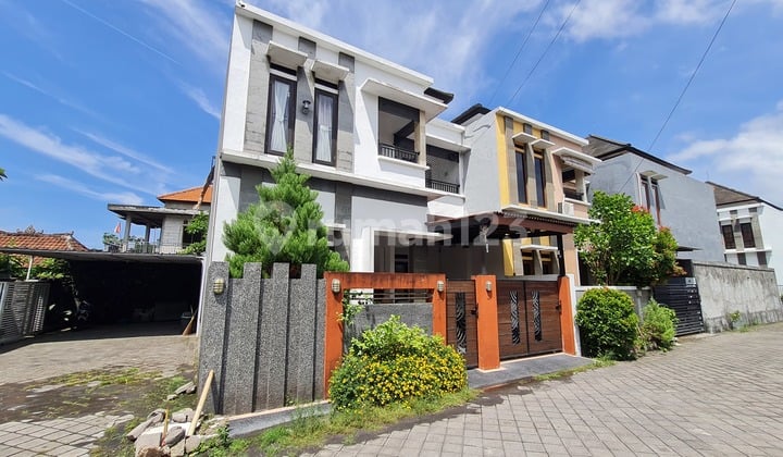 Dijual Rumah Cantik Modern Tropis Minimalis di Lokasi Strategis Pusat Kota Denpasar Utara.