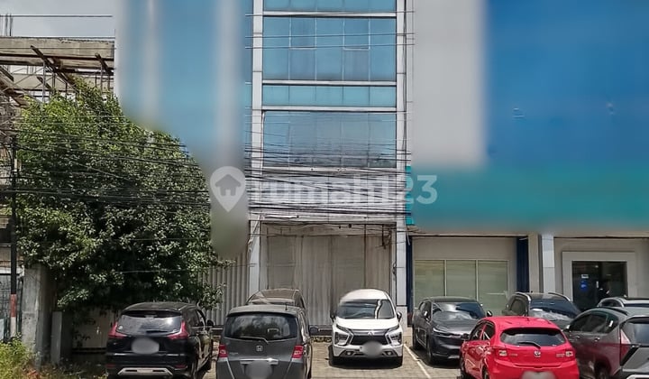 Three-story Shophouse Brigjend Katamso, Central Semarang, Semarang