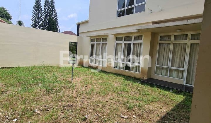 Rumah dengan Halaman Luas di Graha Padma