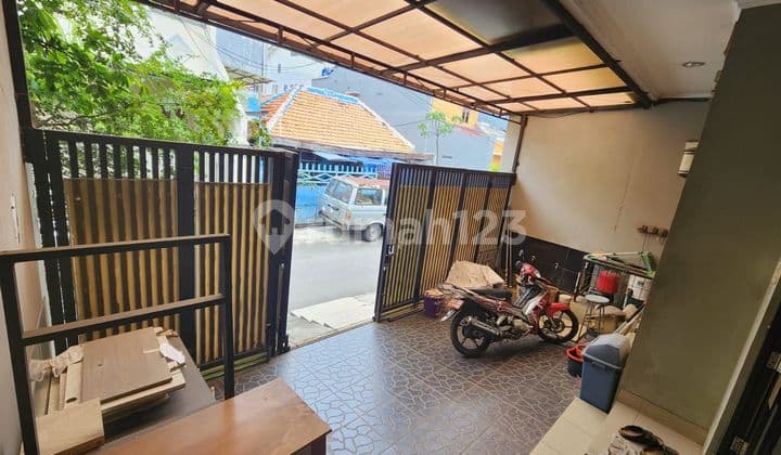 Rumah di lokasi padat penduduk. Akses sangat mudah