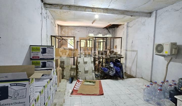 Price drop. House in a business location. Suitable for office/warehouse.