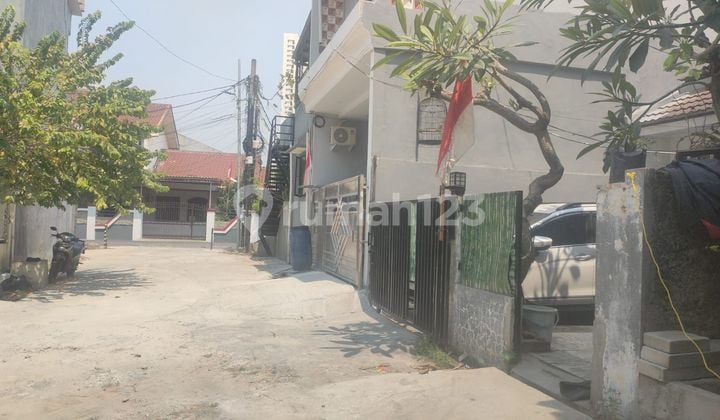House in a densely populated area. Close to Puri Mall.