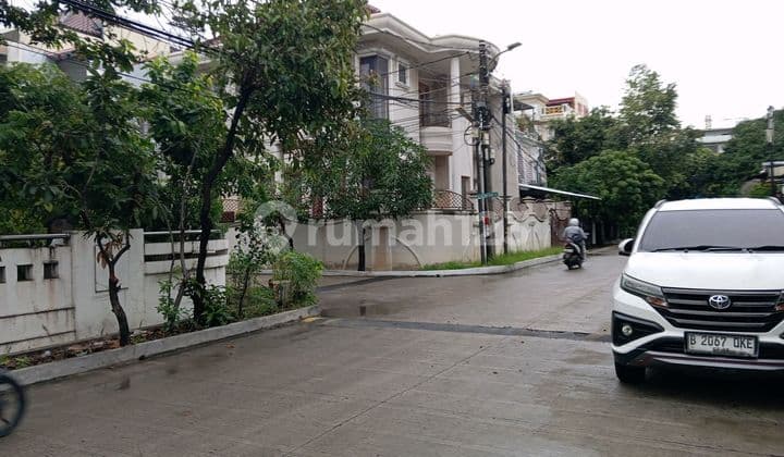 Rumah Strategis...Dijual Cepat.... Deket Mall Mkg ...Jalan Raya bisa Usaha di Gading Indah Kelapa Gading