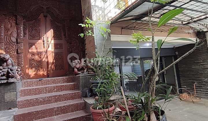 Jual Murah Rumah Antik Klasik Asri Nyaman 3 Lantai di Kelapa Gading