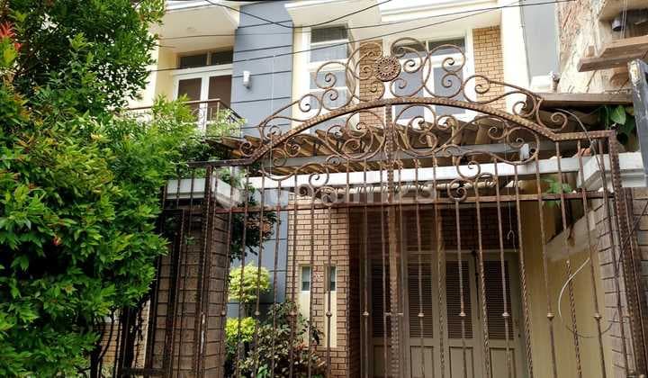 Rumah 3 Lantai Bagus Deket Pertokoan dan Kuliner di Kelapa Gading Gading