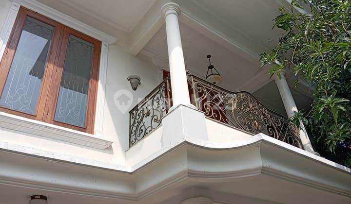 Dijual Murah Rumah Hoek 2 Lantai Seberang Taman Di Kelapa Gading