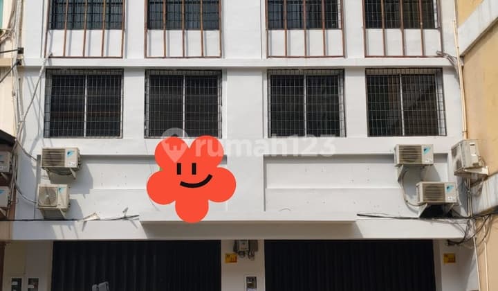 Jual Murah.....Bu........Ruko Gandeng....Strategis.....4 Lantai di Cempaka Mas Jakarta Pusat