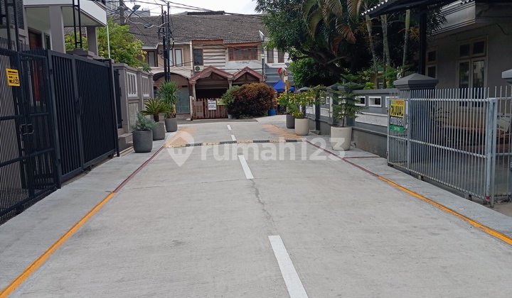 Murah!!!Turun Harga !!!!!Jual Cepat....... Rumah Siap Huni 2 Lantai Deket Mall Mkg...... Deket Bulevard Raya....... di Kelapa Gading