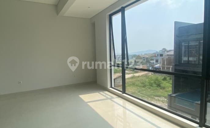 Rumah Baru Siap Huni Bagus Strategis Nyaman di Setraduta Royal Grande 3 Lantai SHM