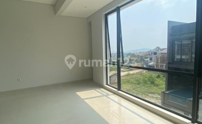 Rumah Baru Siap Huni Bagus Strategis Nyaman di Setraduta Royal Grande 3 Lantai SHM