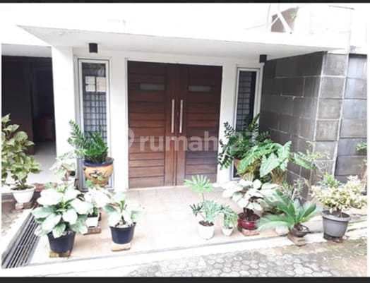 Rumah Hoek Semi Furnish Jl Wijaya Kebayoran Baru Jakarta Selatan