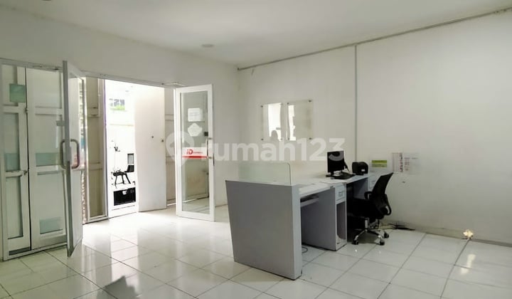 Ruko Tiga Lantai di Mainroad Pusat Kota