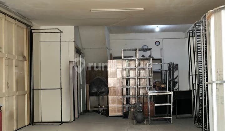 Shop House 2.5 Floors Strategic Location