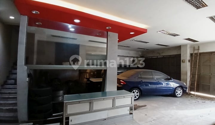 Dua Ruko Rendeng Tiga Lantai di Mainroad Pusat Ko