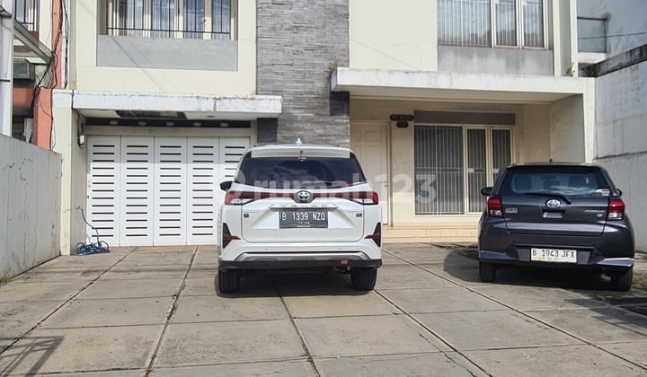 Dijual Rumah Pinggir Jalan Raya di Villa Melati Mas, Serpong.