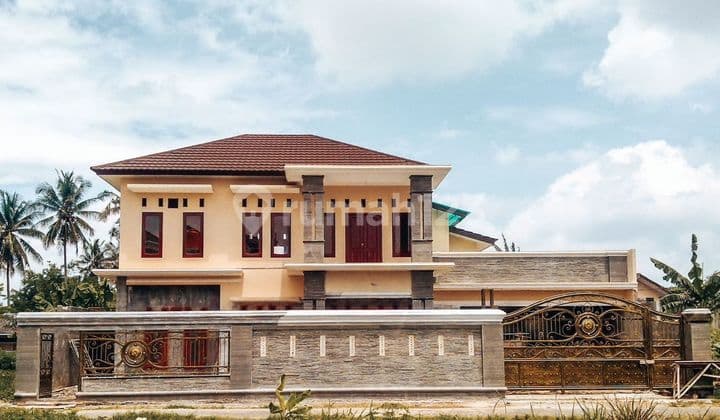 Rumah cantik di Jl. Kayu Manis 2 Lantai SHM Bagus Selatan