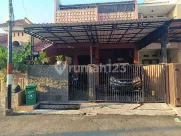 Rumah 2 Lantai di Sebrang Mall Grand Galaxy Dekat ke LRT