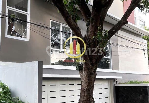 Luxury House with Hook Position in Unpad Lecturer Complex, Cigadung, Bandung