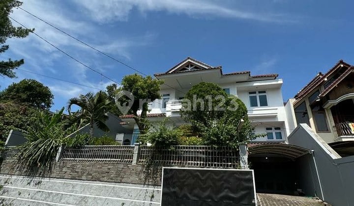 Dijual Rumah Mewah Dalam Komplek di Tubagus Ismail Dago Bandung