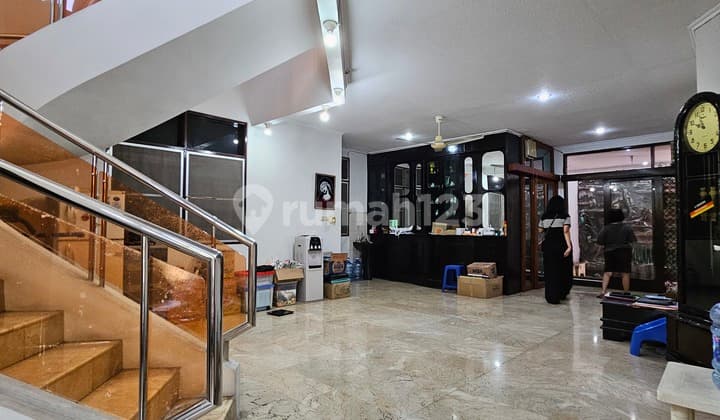 For Sale House (12X20) in a Comfortable & Strategic Elite Area Intercon - West Jakarta