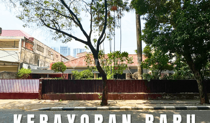 OLD HOUSE IN KEBAYORAN BARU, LAND MEASUREMENT, WIDE ROAD, NEAR SCBD