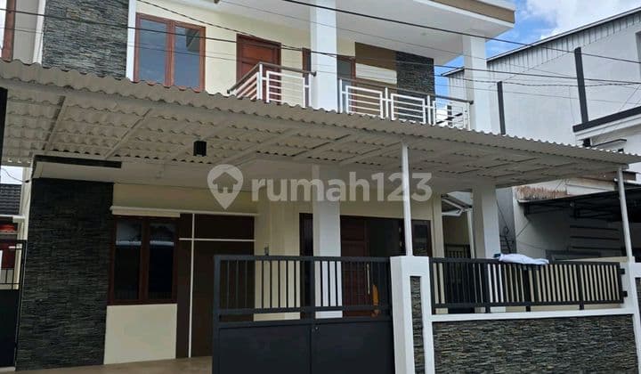 Luxurious Two-Story House, Ready to Occupy, Strategic Location in the City Center of Perdana. Pontianak.
